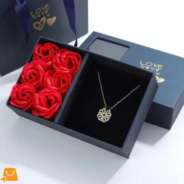 Colar Coração em Trevo + Caixa com 6 Rosas - Home Imperio