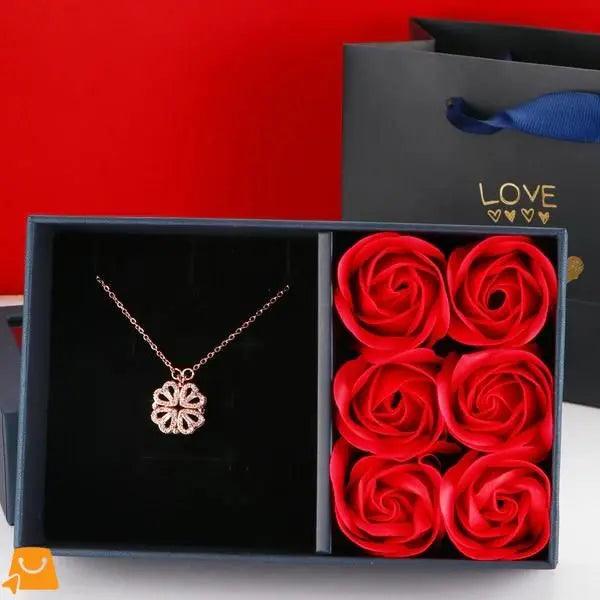 Colar Coração em Trevo + Caixa com 6 Rosas - Home Imperio